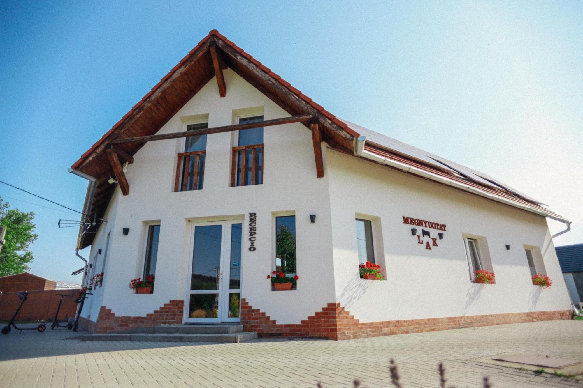 Megnyugtat-Lak Apartmanhaz Demjén Exterior foto